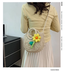 Stroh-Umhängetasche mit Sonnenblume, am Modell getragen, zeigt Größe und Passform