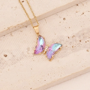 Détail du pendentif papillon dégradé violet et turquoise avec zircons sur chaîne dorée