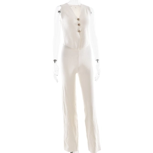 Dettaglio del set in maglia bianca con gilet con scollo a V e pantaloni a vita alta