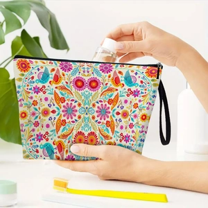 Trousse à maquillage fleurie avec oiseaux tenue dans un décor de maison lumineux