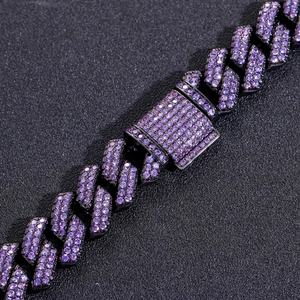 Chaîne cubaine de 15 mm en métal noir avec zircons violets et maillons taillés en diamant