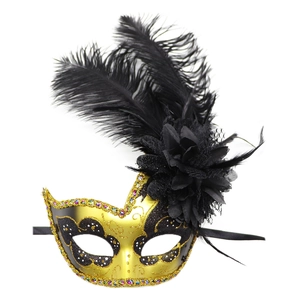 Dettaglio della maschera in piuma nera con accenti dorati e decorazioni floreali