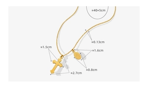 Détail du collier avec croix dorée et médaille ovale, specs de chaîne 40+5 cm