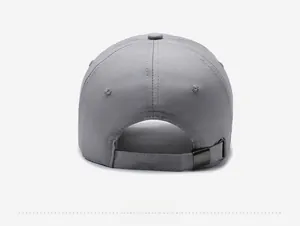 Vue détaillée de la sangle réglable et boucle en métal sur la casquette grise à séchage rapide