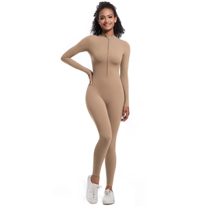 Détail d'un body de compression marron clair avec fermeture éclair et manches longues