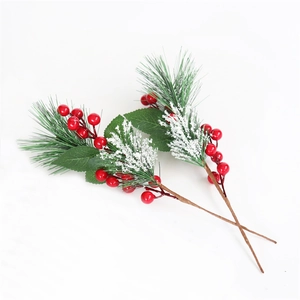 Ramo di Natale artificiale con aghi di pino in PVC, bacche rosse ed effetto neve