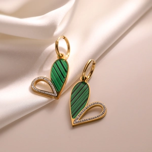 Orecchini a cuore placcati in oro 18 carati con malachite e zirconi scintillanti