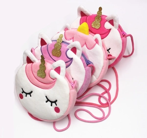 Détail de sacs bandoulière licorne en peluche avec corne dorée et broderie de cils