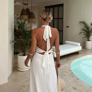 Robe longue blanche sexy à dos nu et licou avec fente latérale pour style de vacances