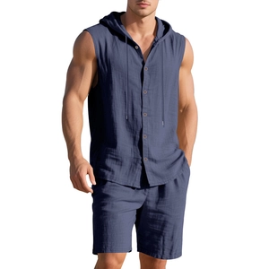 Detailstruktur der dunkelblauen, ärmellosen Kapuzenweste und Shorts aus Leinen für Herren
