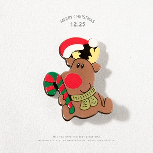 Broche de Noël renne de dessin animé avec chapeau rouge et sucre d'orge sur fond blanc