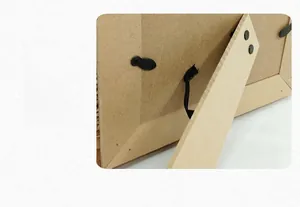 Détail du dos d'un cadre photo en bois avec support et attaches pivotantes en métal