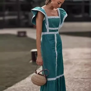 Damen Maxikleid mit quadratischem Ausschnitt, grünen Streifen und karierter Verzierung