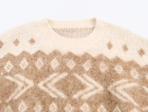 Dettaglio del motivo jacquard nordico su morbido cardigan in maglia misto mohair