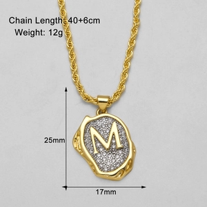 Makro-Detail der goldenen Kordelkette mit M-Buchstabenanhänger und Maßangaben dazu