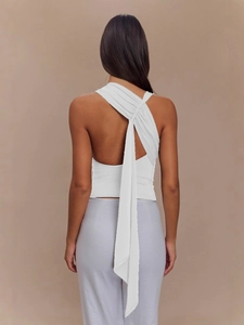 Elegante top bianco con scollo a V e schiena scoperta con decorazione a nastro lungo