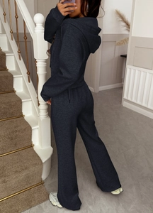Ensemble détente bleu marine avec sweat à capuche et pantalon large en vue latérale