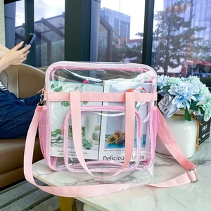 Detailansicht der rosa transparenten PVC-Reisetasche mit Netztasche und langem Schultergurt