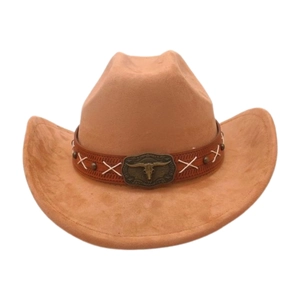 Dettaglio di cappello cowboy in camoscio marrone chiaro con fibbia a teschio e cuciture