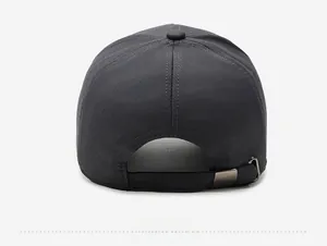 Vue détaillée de l'arrière d'une casquette gris anthracite avec boucle en métal réglable