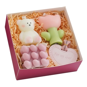 Aromatherapy candle gift set featuring white bear, pink tulip, and purple cube shapes