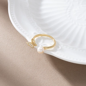 Makroaufnahme von S925 Sterlingsilber Schmetterling Ring mit Süßwasserperle und Kristallen