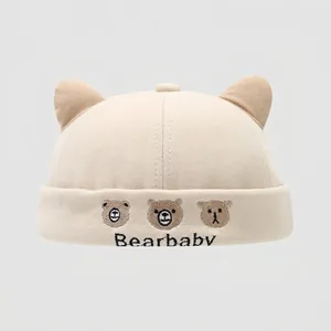 Dettaglio dell'orso ricamato e scritta Bearbaby sul cappello miki in cotone