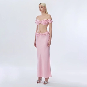 Détail d'un ensemble deux pièces en satin rose avec haut bustier froncé et jupe longue