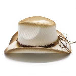 Détail d'un chapeau de cowboy en paille tressée avec dégradé et bande perlée ethnique