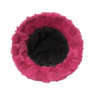 Vue détaillée du chapeau bob rose montrant la texture pelucheuse et la doublure noire