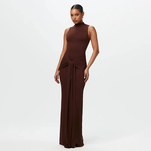Robe longue élégante sans manches avec ceinture à nouer marron foncé, col montant