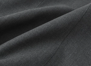 Gros plan détaillé sur la texture du tissu tissé gris foncé avec un drapé élégant