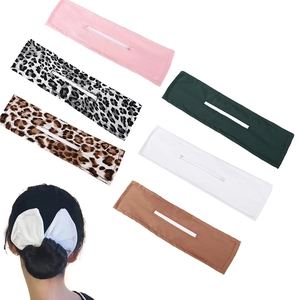 Détail de six accessoires chignon colorés avec motifs léopard et couleurs unies variées