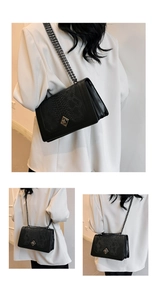 Vue détaillée du sac à main noir motif crocodile avec fermoir en métal et chaîne