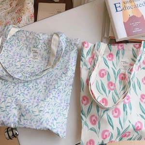 Détail de sacs fourre-tout en toile florale avec motifs de tulipes et étiquettes