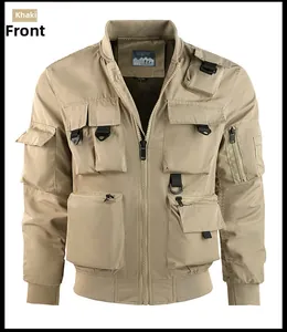 Detailansicht der khakifarbenen Utility-Jacke mit Funktionstaschen und Rippbündchen
