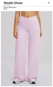 Détail du pantalon de sport évasé à taille haute croisée en V de couleur rose cerisier