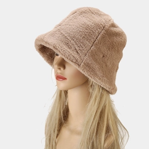 Détail de la texture en fausse fourrure pelucheuse du chapeau bob camel pour l'hiver