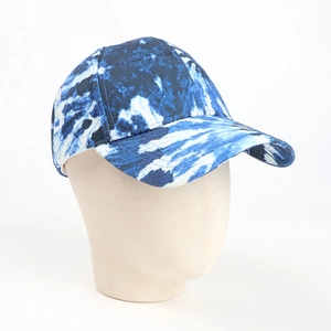 Vue détaillée du tissu en coton tie-dye bleu et blanc sur une casquette de baseball