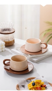 Nahaufnahme von nordischem Keramik-Kaffee-Set in Morandi-Tönen mit glänzendem Finish