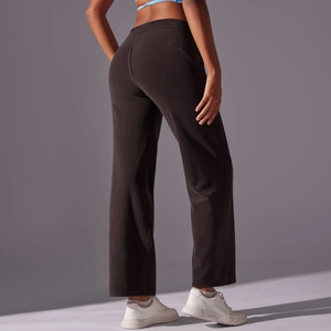 Detalle de cintura alta elástica y textura de pana en pantalones marrón holgado