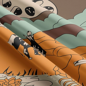 Detailaufnahme des gewebten Wandteppichs mit Panda- und Katzen-Blumenillustrationen