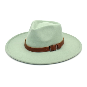 Détail du chapeau fedora vert menthe avec ruban en similicuir marron et boucle métallique