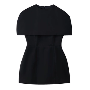 Abito corto nero aderente minimalista con mantella sovrapposta e scollo rotondo classico