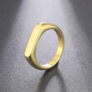 Nahaufnahme eines minimalistischen 5mm Goldrings aus Titanstahl mit flacher Oberseite