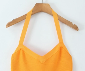 Détails de la robe dos nu orange vif avec texture en maille côtelée et décolleté en V profond