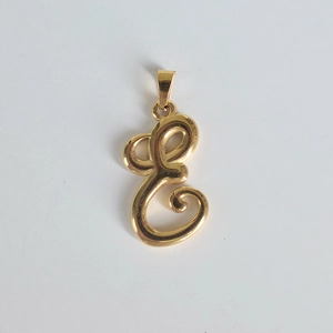 Gros plan du pendentif lettre E en acier inoxydable poli or 18K avec boucle de suspension