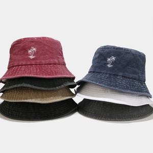 Plusieurs bobs en coton délavé vintage avec broderie palmier en diverses couleurs