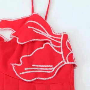 Robe rouge sans manches avec broderie florale blanche et détails de soutien-gorge
