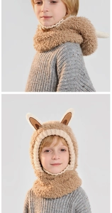 Détail de l'écharpe à capuche en peluche kaki pour enfant avec oreilles en 3D